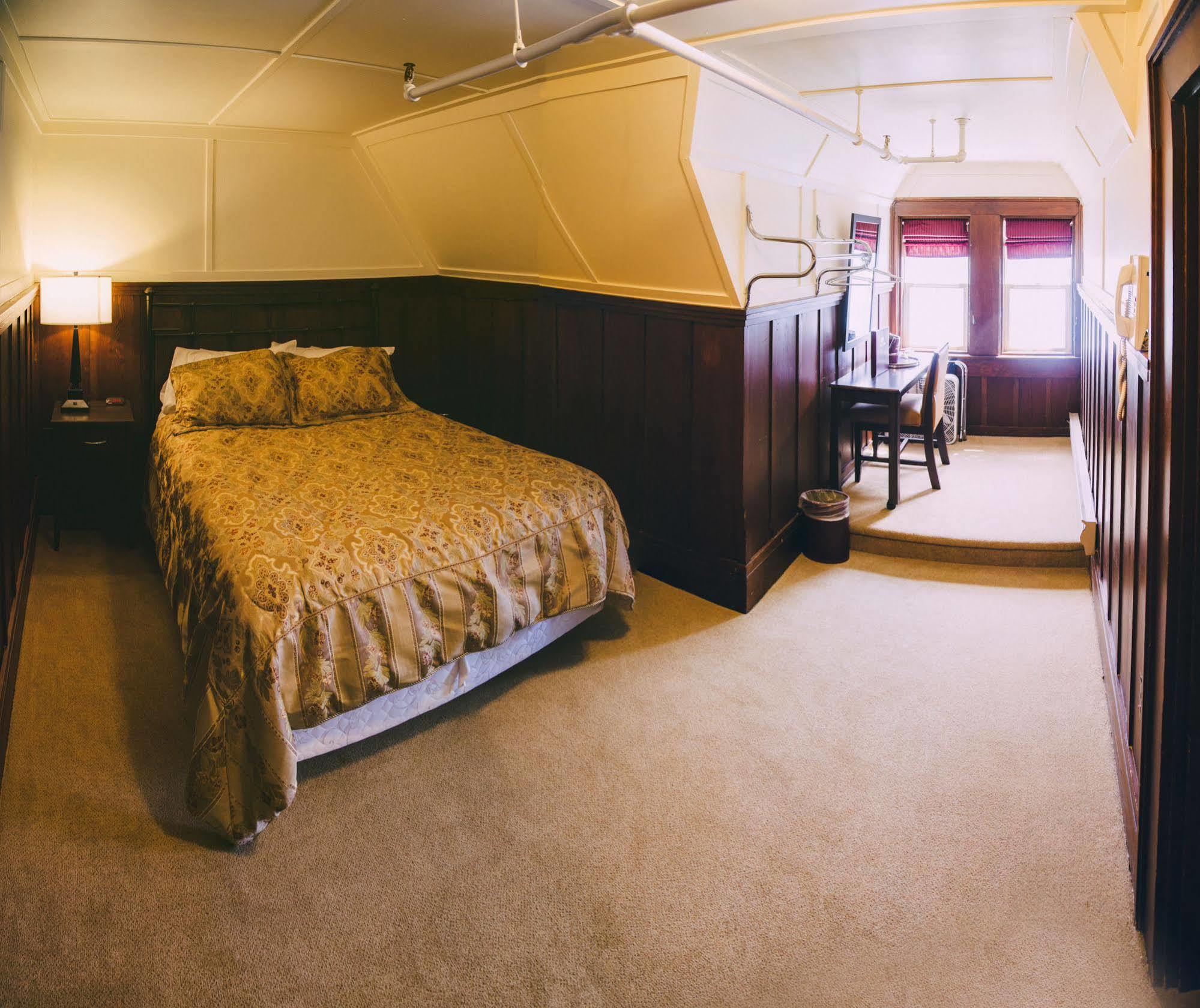 Prince Of Wales Hotel Уотъртън Парк Екстериор снимка